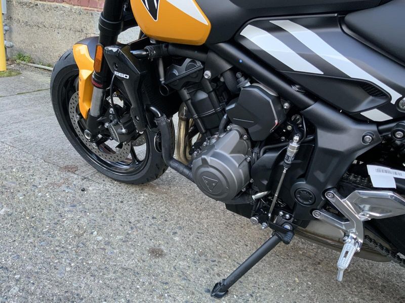 2025 Triumph TRIDENT 660