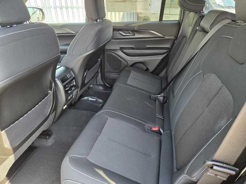 New 2026 Jeep Grand Cherokee Laredo X 4x2