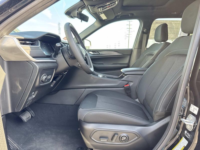 New 2026 Jeep Grand Cherokee Laredo X 4x2