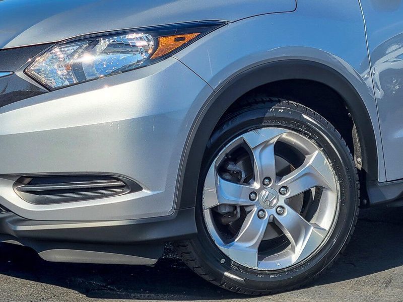 2017 Honda HR-V LX photo 2