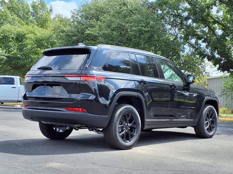 2025 Jeep Grand Cherokee Altitude photo 4