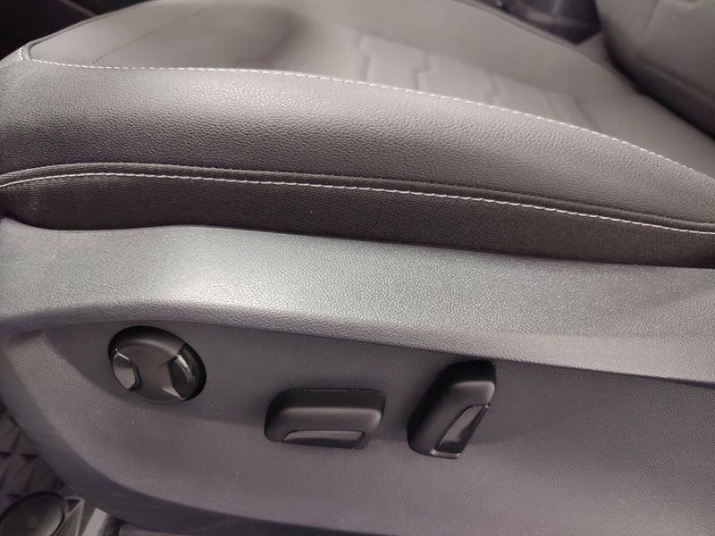 Used 2025 Volkswagen Taos SE Black AWD w/SunroofImage 15