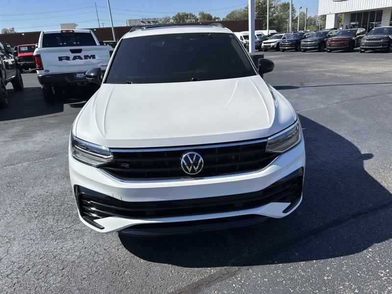 Used 2023 Volkswagen Tiguan SE R-Line BlackImage 2