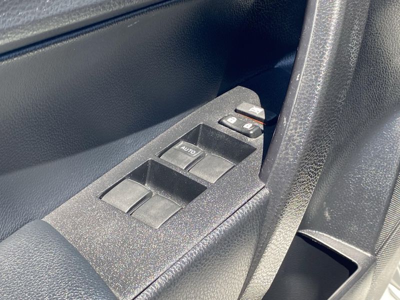 Used 2018 Toyota Corolla SEImage 17