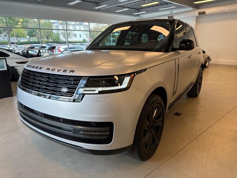 2023 Land Rover Range Rover SEImage 4