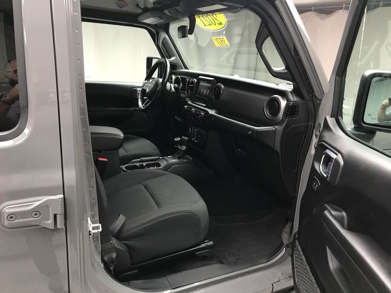 2021 Jeep Gladiator Willys photo 22