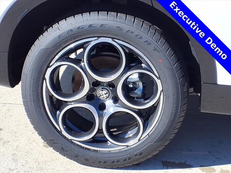 New 2025 Alfa Romeo Tonale AWDImage 6