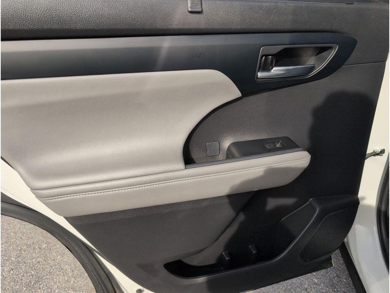 Used 2023 Toyota Highlander XLEImage 32