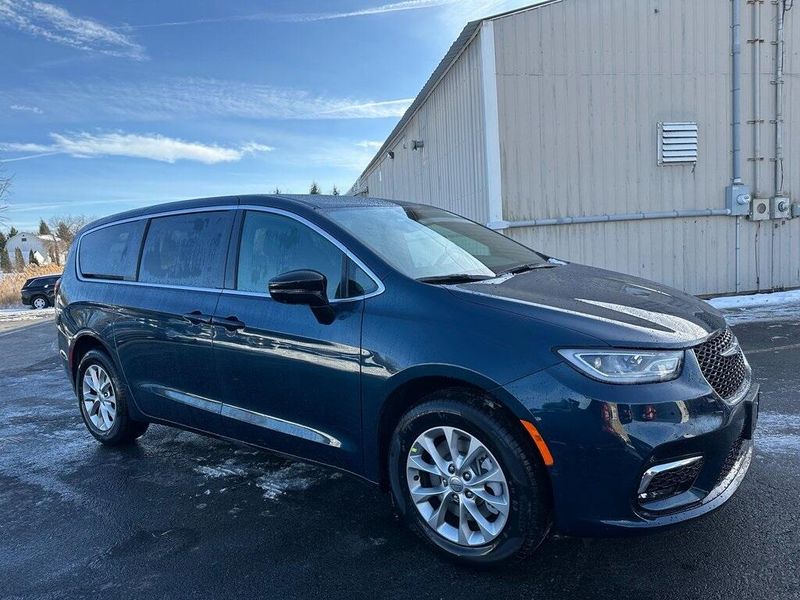 2025 Chrysler Pacifica Select AwdImage 1
