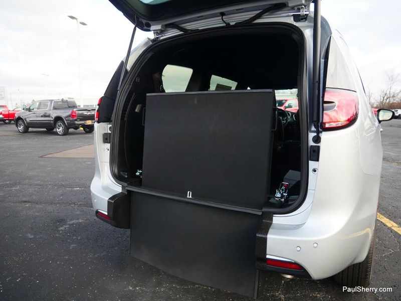 New 2026 Chrysler Pacifica Select