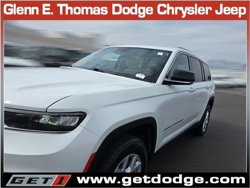 2022 Jeep Grand Cherokee Limited photo 2