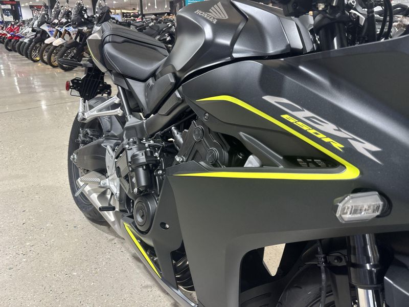 New 2026 Honda CBR650R E-CLUTCH Image 19