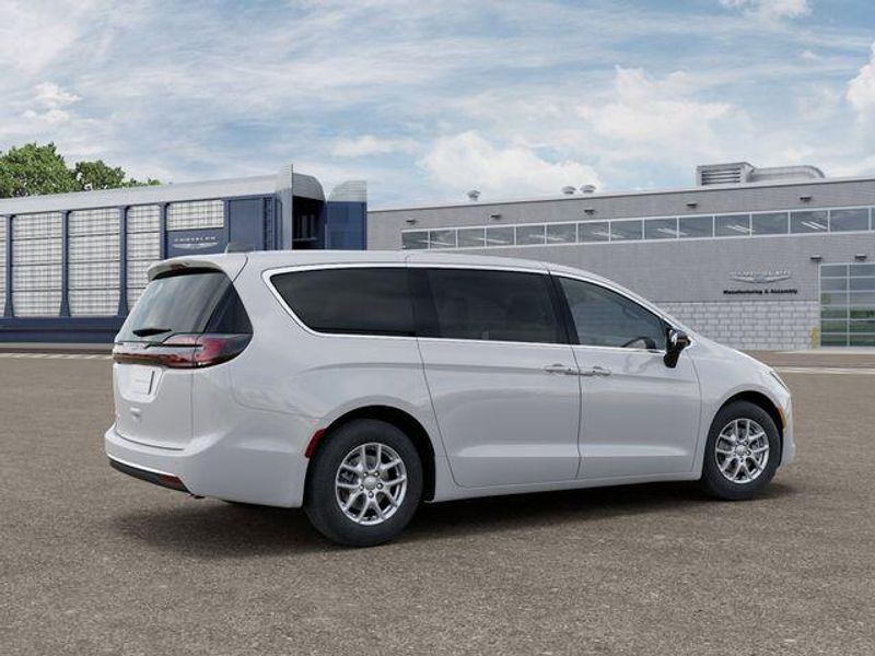 New 2027 Chrysler Pacifica SelectImage 4