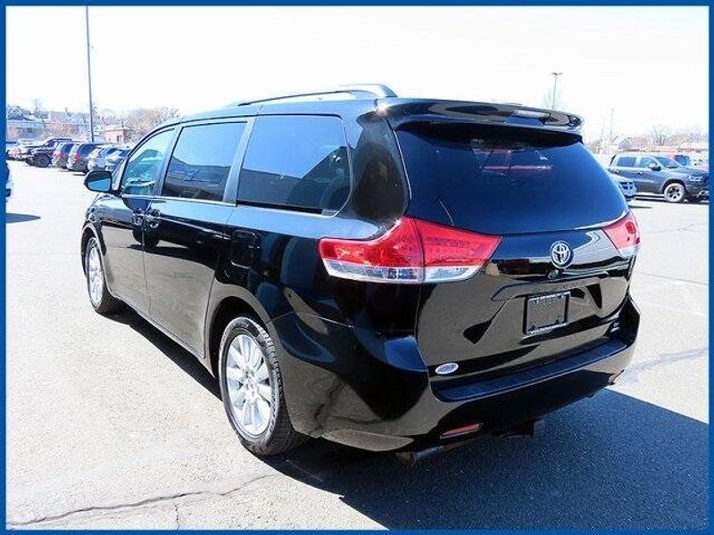 2014 Toyota Sienna LEImage 5