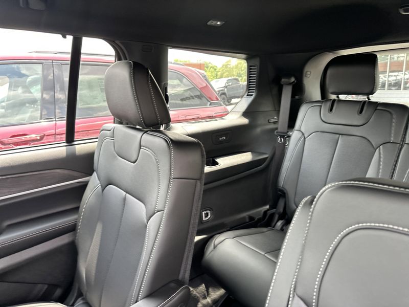 2025 Jeep Grand Cherokee L Limited 4x4Image 17
