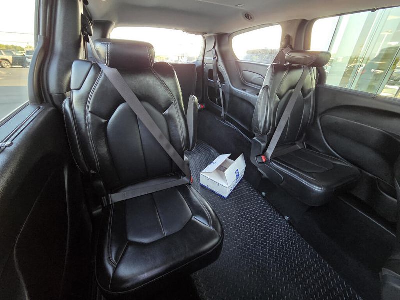 Used 2025 Chrysler Pacifica Select