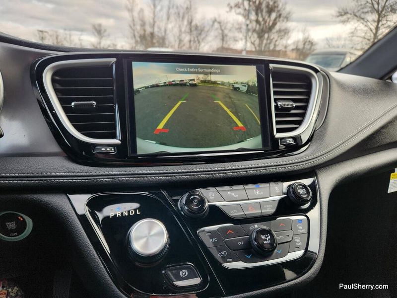 New 2026 Chrysler Pacifica Select