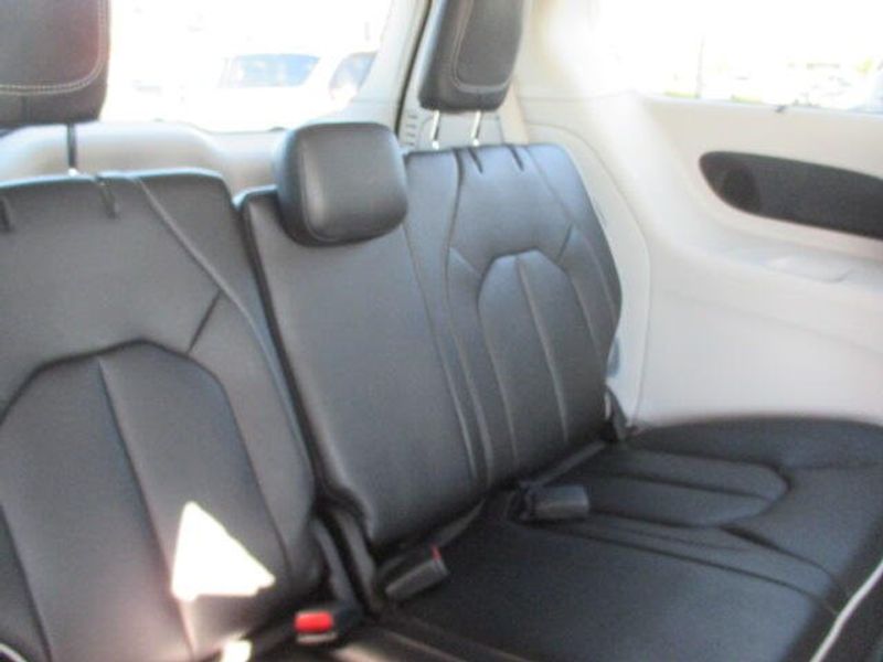 Used 2023 Chrysler Pacifica LimitedImage 31