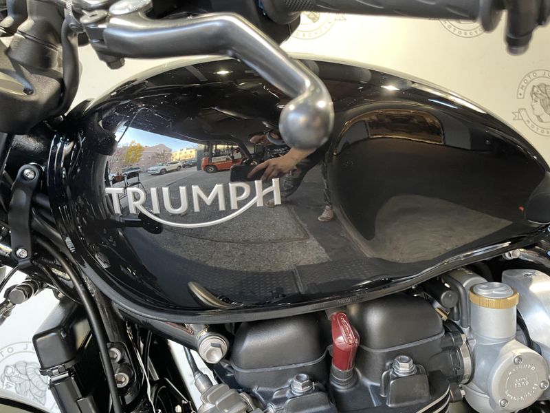 2025 Triumph BONNEVILLE BOBBER