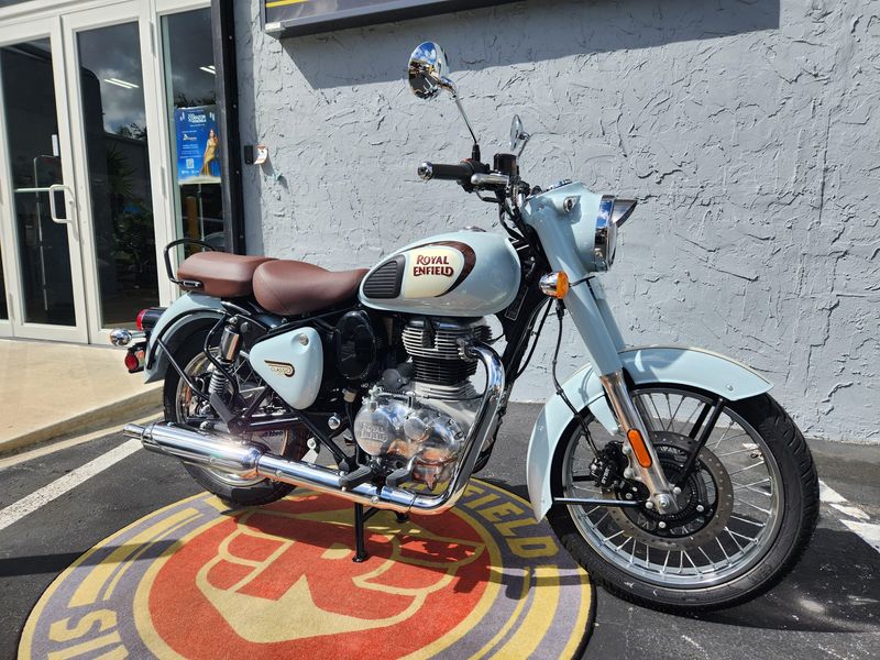 2024 Royal Enfield CLASSIC 350  in a HALCYON GREY exterior color. Royal Enfield Motorcycles of Miami (786) 845-0052 remotorcyclesofmiami.com 