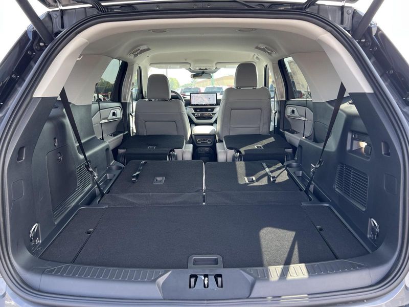 2025 Ford Explorer photo 45