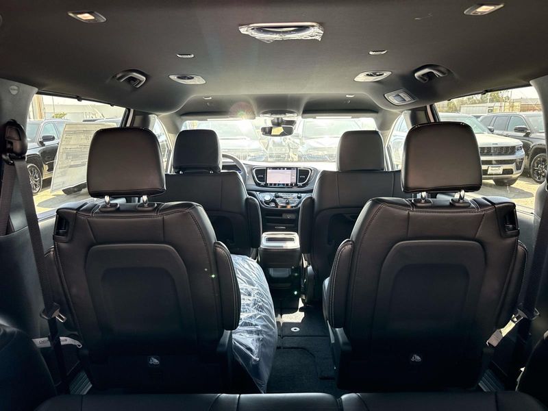 New 2027 Chrysler Pacifica Select Awd