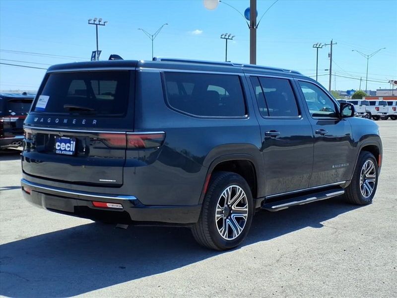 2024 Jeep Wagoneer L Series II photo 15