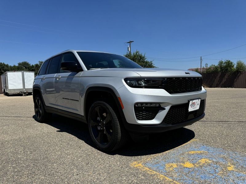 2024 Jeep Grand Cherokee Limited 4x4Image 2