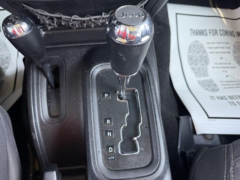 2013 Jeep Wrangler Unlimited Sahara photo 23
