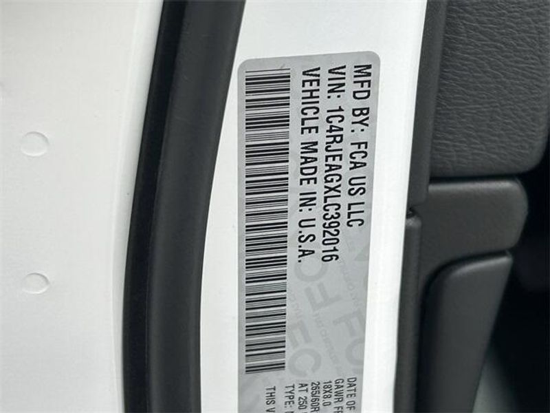 Used 2020 Jeep Grand Cherokee Laredo EImage 8