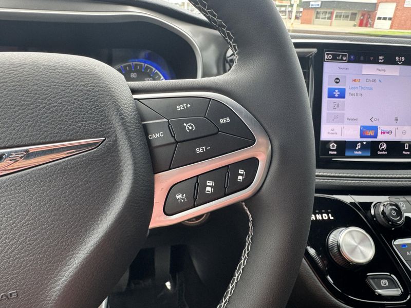 New 2025 Chrysler Pacifica SelectImage 18