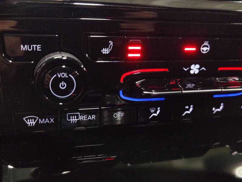 Used 2024 Jeep Grand Cherokee Laredo X Lux Tech V6 4x4Image 9