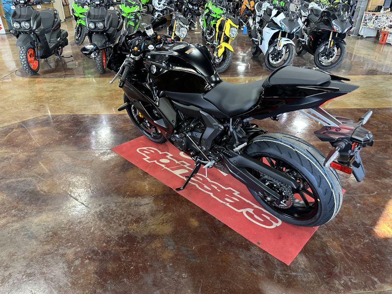 2025 Yamaha YZFR7 MATTE RAVEN BLACKImage 7