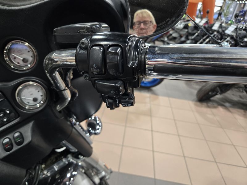 USED 2009 HARLEY STREET GLIDE Image 22