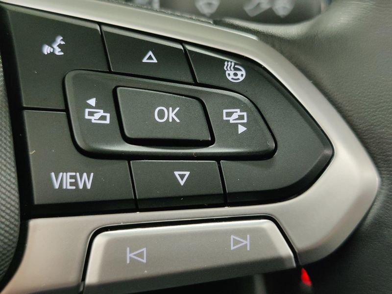 Used 2025 Volkswagen Jetta SEL w/Sunroof & NavImage 11