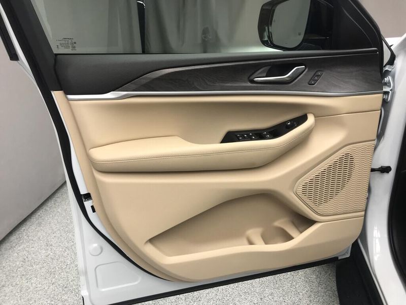 Used 2025 Jeep Grand Cherokee L LimitedImage 3