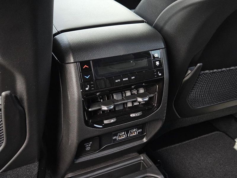 2025 Jeep Grand Cherokee L Limited 4x4Image 29