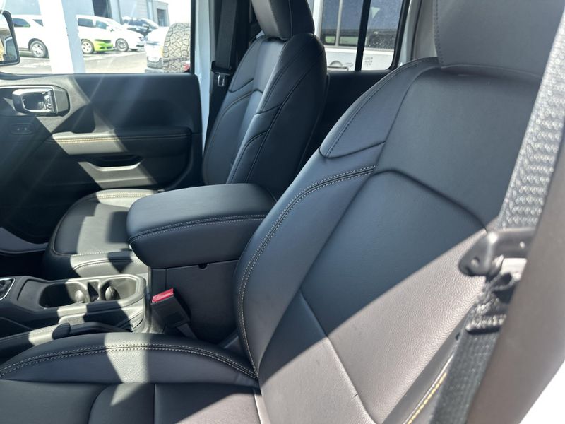 2025 Jeep Wrangler 4-door SaharaImage 19