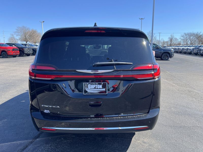 New 2026 Chrysler Pacifica SelectImage 7