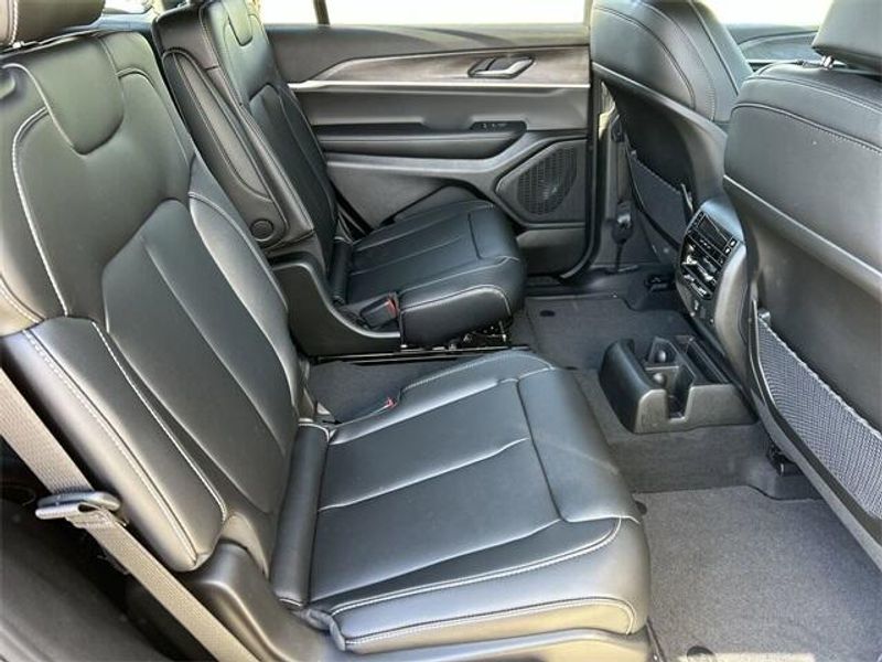 New 2025 Jeep Grand Cherokee L Limited 4x4Image 14