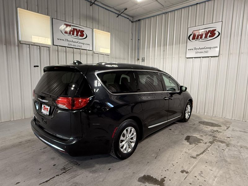 Used 2018 Chrysler Pacifica Touring LImage 3