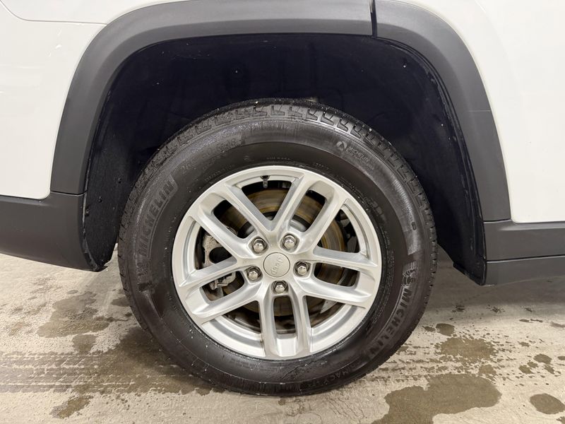 Used 2024 Jeep Grand Cherokee L LaredoImage 11