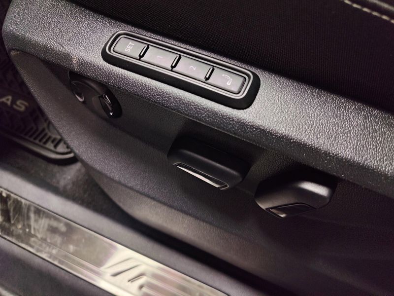 Used 2025 Volkswagen Atlas SEL Premium AWD R-Line w/Sunroof/NavImage 21