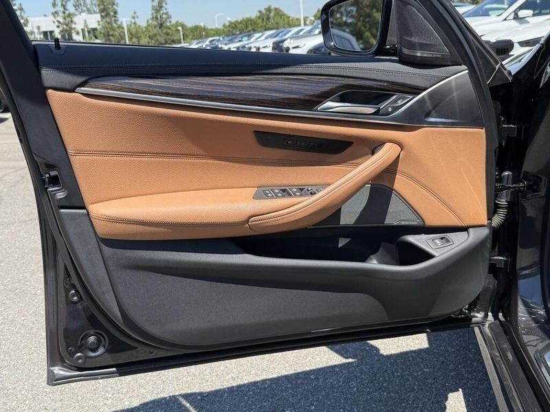 Used 2023 BMW 5 Series M550i xDriveImage 18