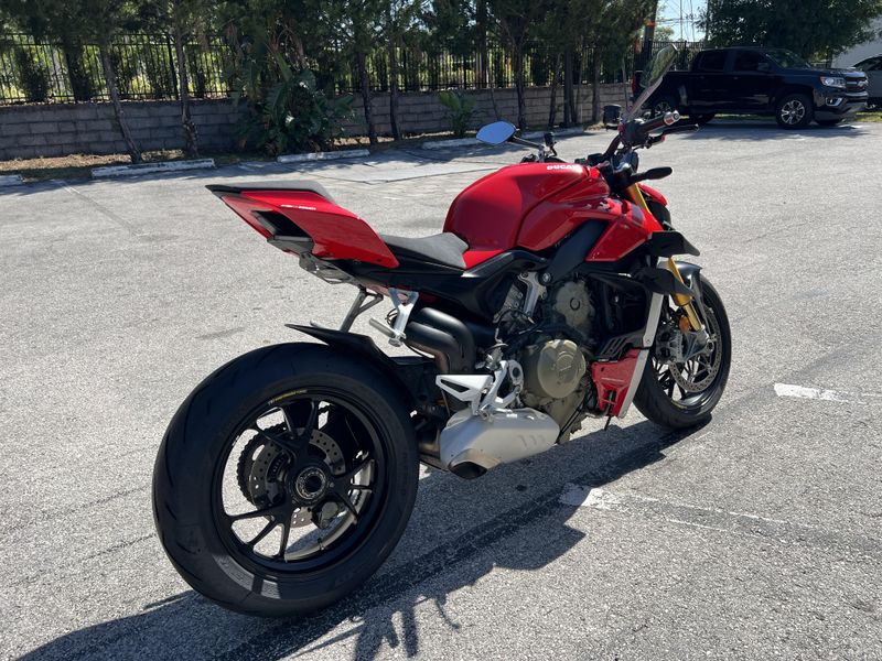 2022 Ducati Streetfighter V4 S 