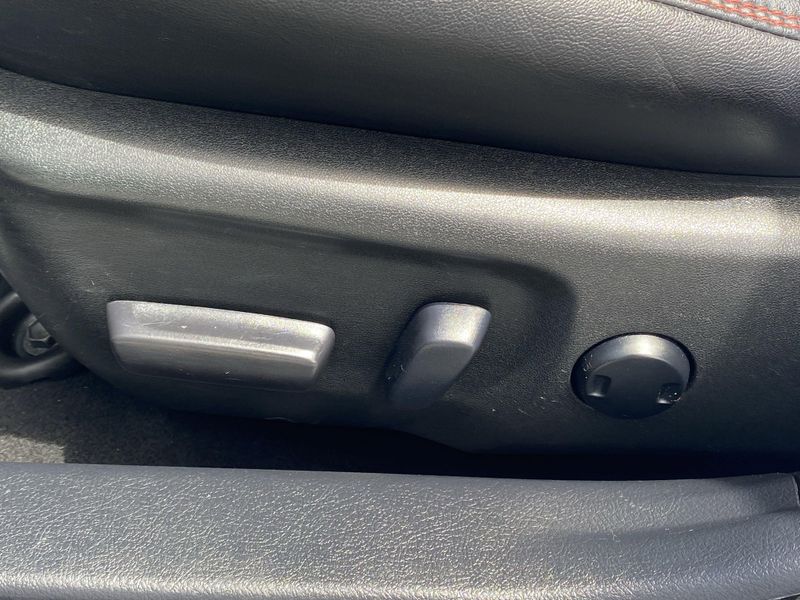 2016 Toyota Camry SEImage 18