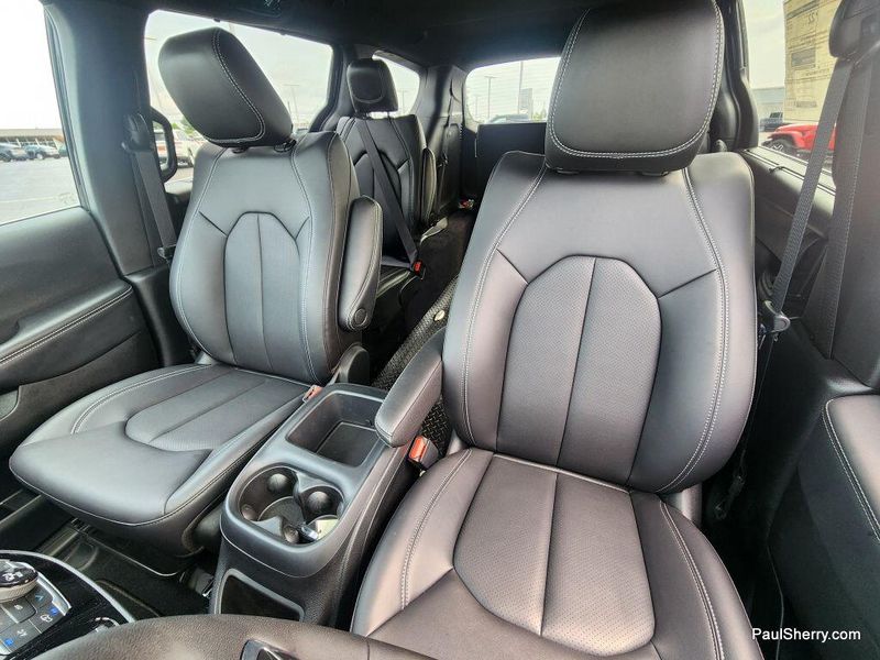 New 2025 Chrysler Voyager LXImage 36