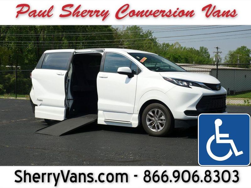 2022 Toyota Sienna Hybrid LEImage 1