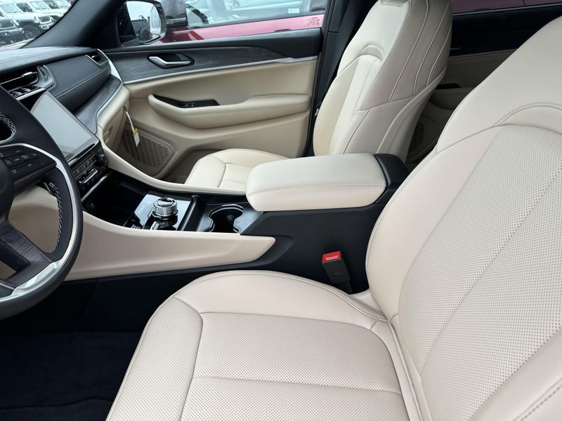 New 2025 Jeep Grand Cherokee L Limited 4x4Image 20