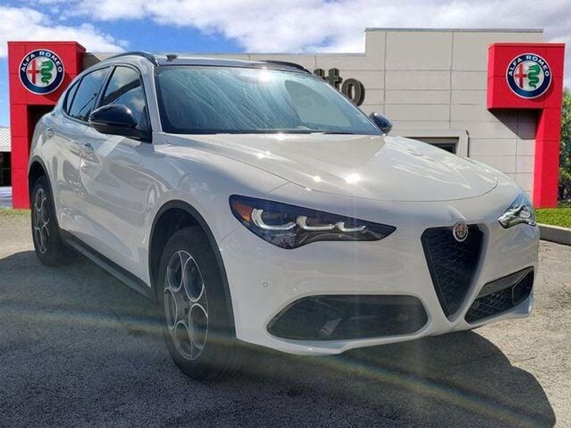 2025 Alfa Romeo Stelvio Sprint Base photo 3